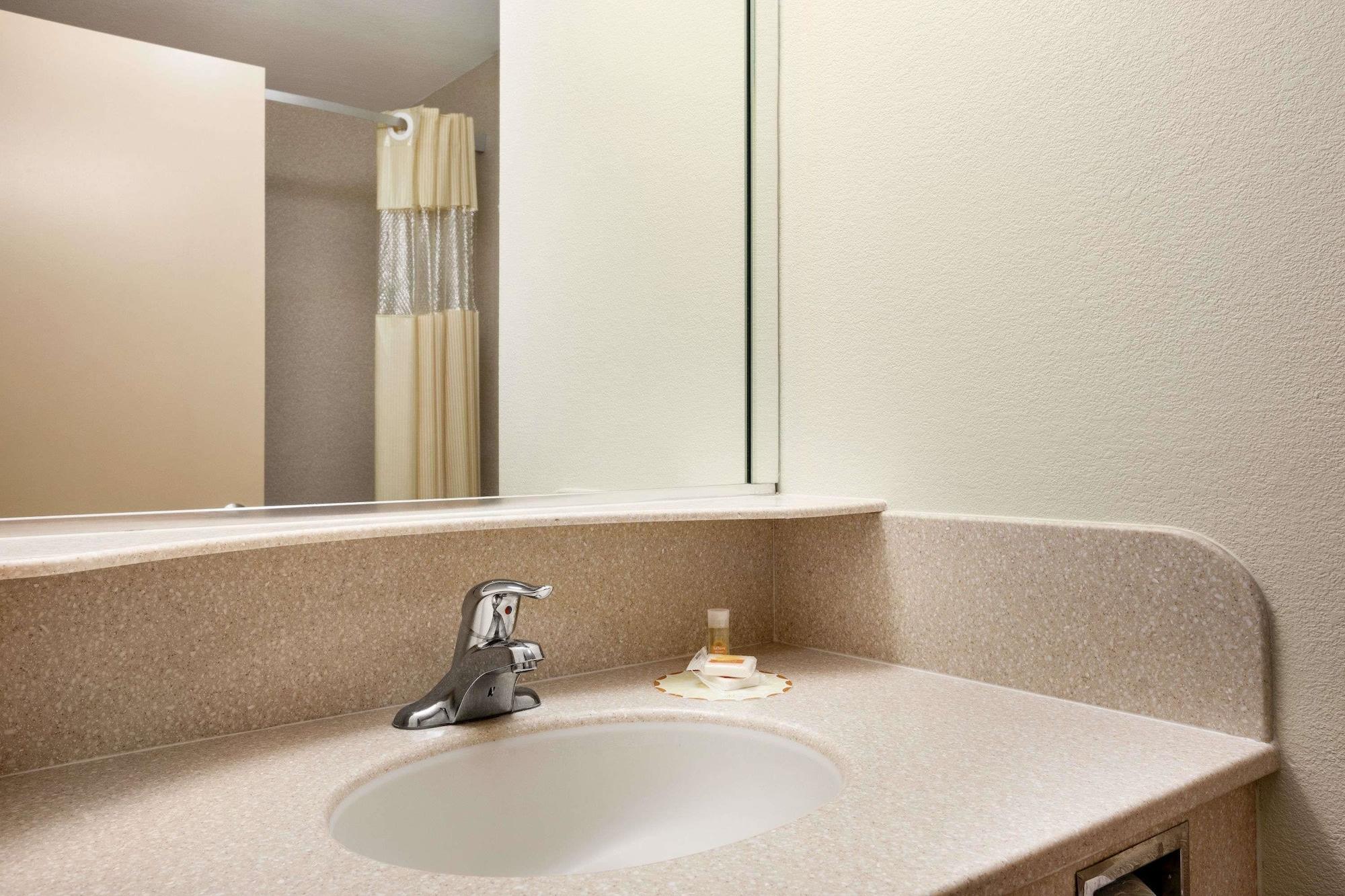 Econo Lodge Woodbridge Iselin Екстер'єр фото